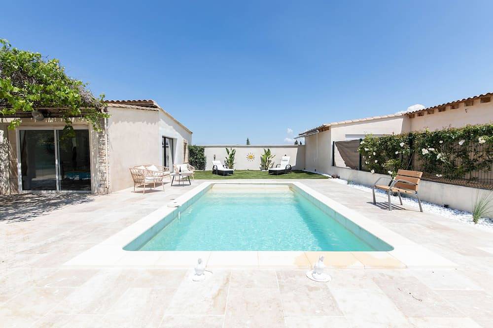 Country house in the heart of Provence with private pool and fenced garden in Velleron, Vaucluse