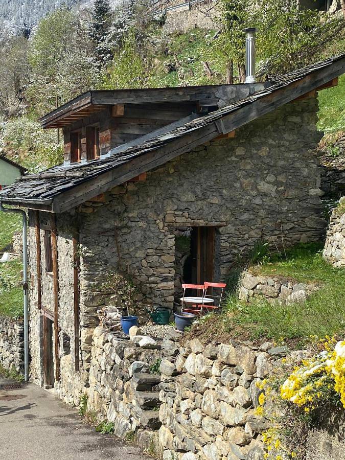 Maison pour 2 personnes, avec Balcon et Terrasse ainsi que Jardin et Vue à Salvan