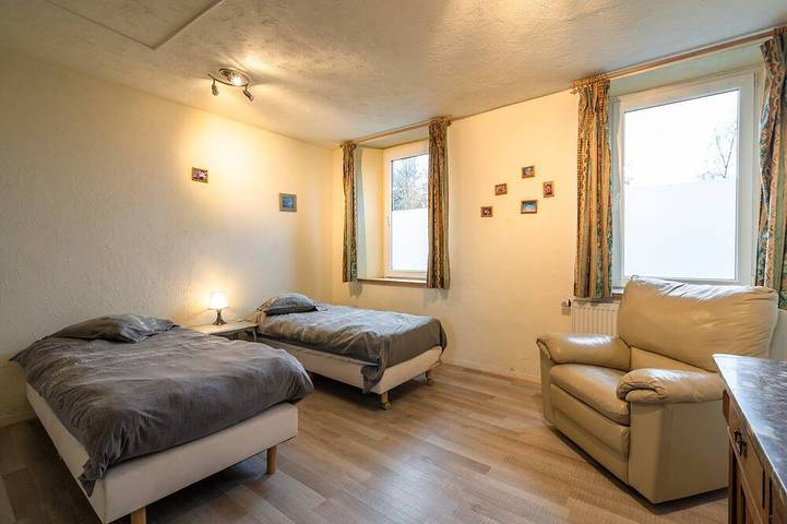 Location de vacances pour 15 personnes, avec jardin et sauna ainsi que terrasse et piscine dans Robertville - 3