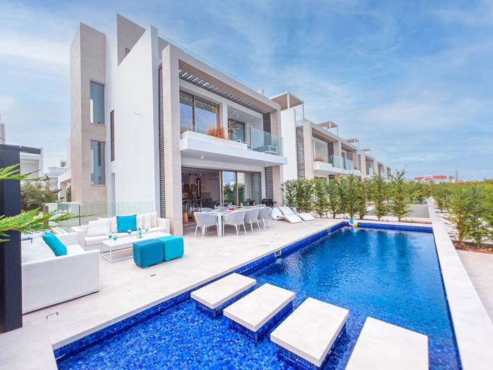 Villa for 10 people, with garden and balcony in Cyprus