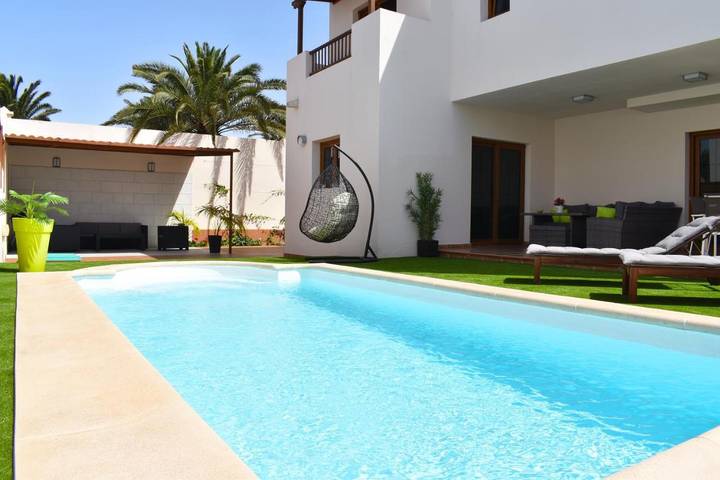 Chalet para 7 personas, con balcón además de jacuzzi y piscina en Las Caletas