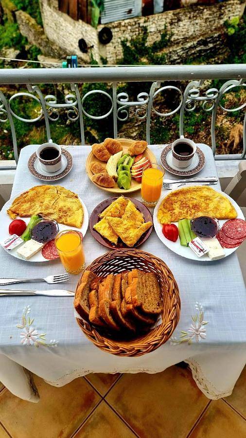 Maison d’hôte pour 4 personnes, avec jardin et vue dans Gjirokastër