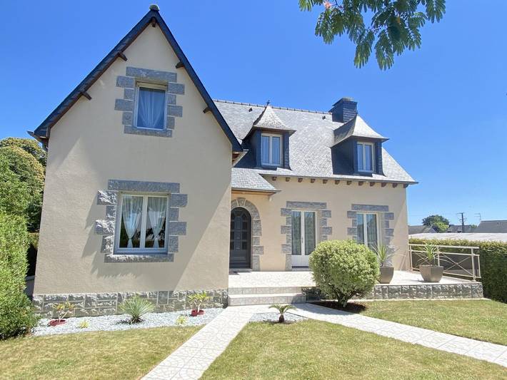 Gîte pour 10 personnes, avec Jacuzzi et Terrasse ainsi que Jardin et Vue à Saint-Onen-la-Chapelle