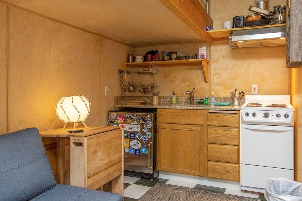 Ganze Wohnung, Kleine funktionelle Ski-In / Out-Wohnung direkt neben der Piste! in Girdwood, Anchorage