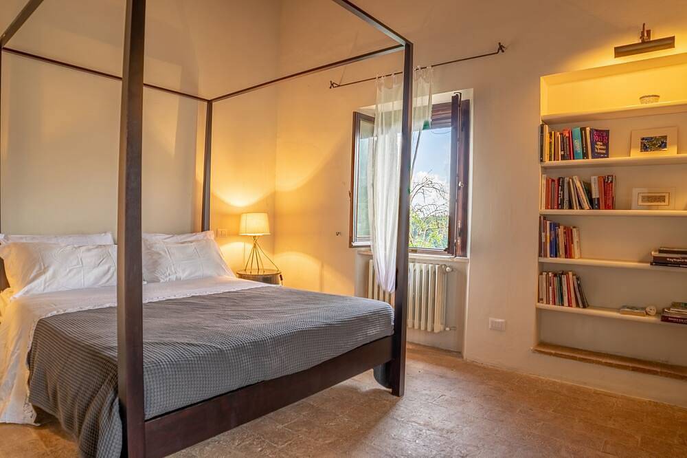 Delightful secluded Tuscan farmhouse with pool, near the hilltop town of Cetona. in Cetona, Chianti