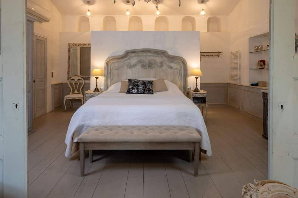 Charming And Standing Rental In Provence \nin the heart of a family estate in Lagnes, Parc naturel régional du Luberon