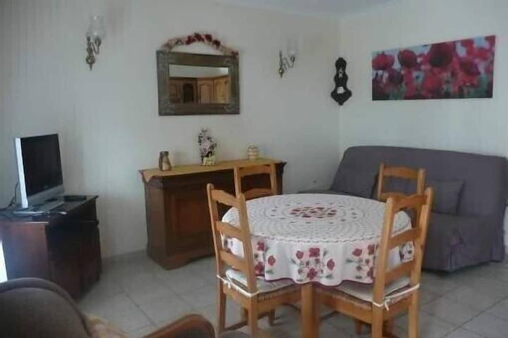 Gîte pour 4 personnes, avec terrasse ainsi que piscine et jardin à Montaren-et-Saint-Médiers - 3