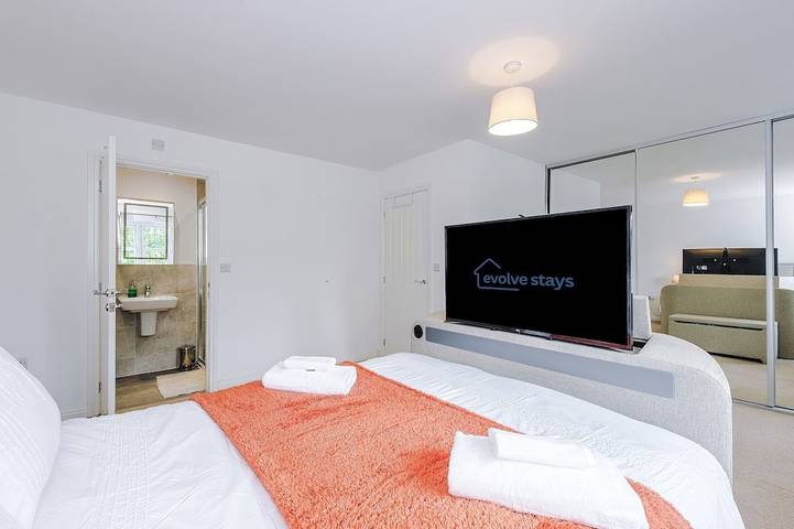 Modern 4Br Home in Preston, Parking, Sleeps 8 in Preston, Lancashire