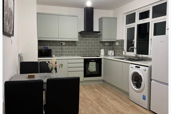 Ganze Ferienwohnung, Apartment - Sleeps 6 - Parking in Sutton (London), London