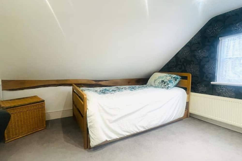 Cosy 3-Bedroom Character Cottage in Historic Waltham Cross in Broxbourne, Hertfordshire