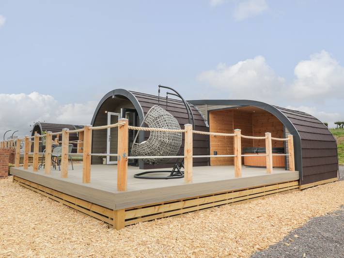 Hut for 3 people, with garden and hot tub in Scotland