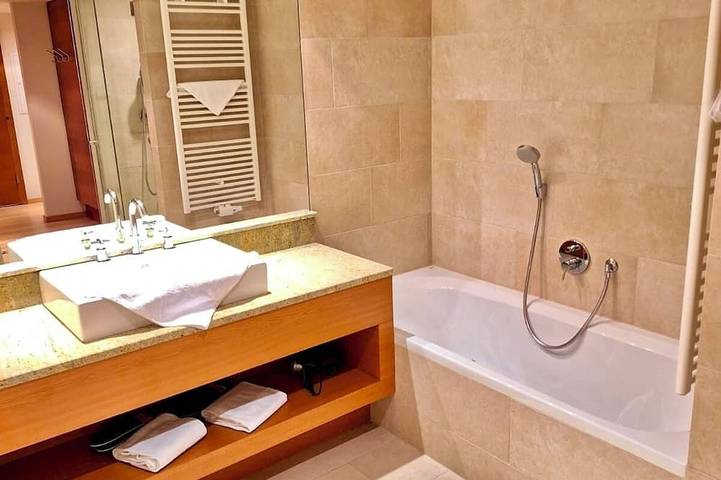 Ganze Wohnung, Whirlpool-Suite \"Amadeus\" - Ausblick - Weitblick - Golf & Wellness in Bad Waltersdorf, Steirerland