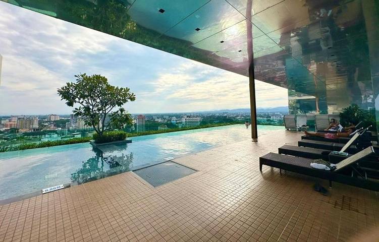 Apartamento para 2 personas, con balcón además de jacuzzi y piscina en Chiang Mai