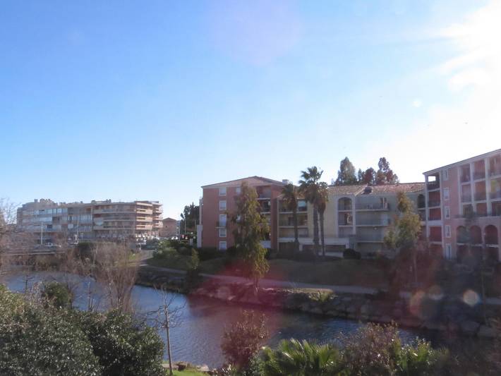Ganze Wohnung, Klimatisiertes Studio mit Parkplatz und Balkon nahe am Strand in Sainte-Maxime in Sainte-Maxime, Mittelmeerküste (Frankreich)