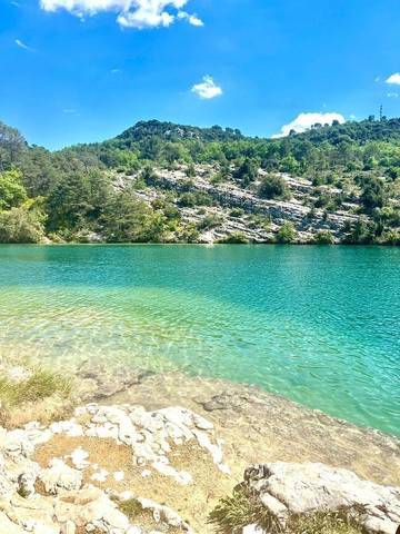 Gîte pour 4 personnes, avec vue ainsi que vue sur le lac et jardin dans Lac d'Esparron
