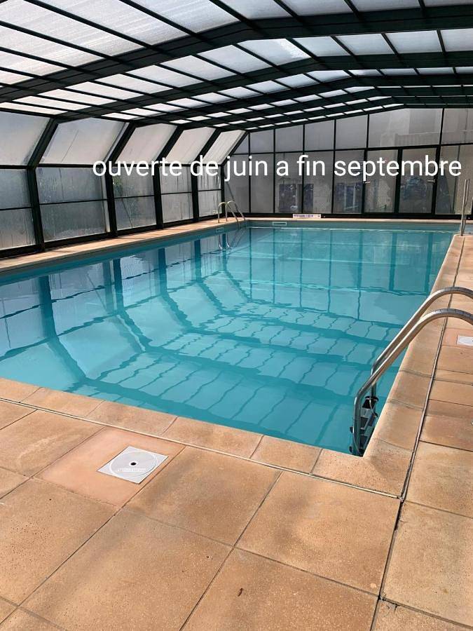Appartement de vacances pour 5 personnes, avec bassin pour enfant et vue ainsi que piscine et jardin