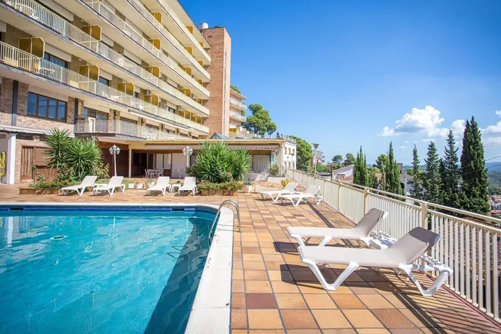 Hotel para 4 personas, con piscina y jardín además de vistas y piscina para niños - 1