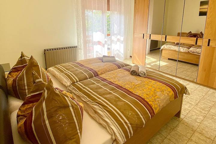Ganze Wohnung, Fewo Limone: Pool, Klimaanlage, Parkplatz mit Ladest. 22Kw, 250 Meter zum See in Maderno, Toscolano-Maderno