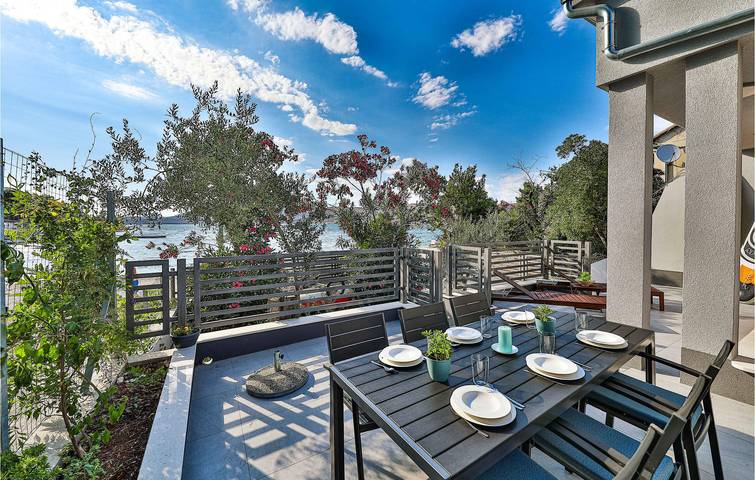 Gemütliche 2-Zimmer-Wohnung mit Terrasse, WLAN und Parkplatz in der Nähe des Strandes Uvala Bočići in Okrug Gornji, Ciovo