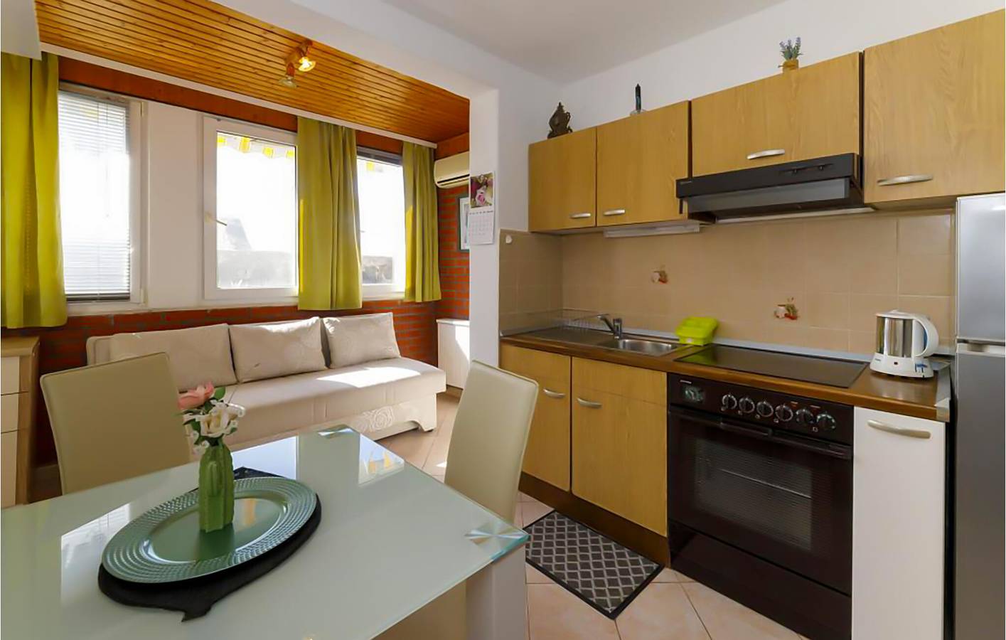 Ganze Ferienwohnung, Apartment mit Meerblick, Wifi, AC, Parkplatz und Terrasse - 2km zum Strand in Brela, Makarska Riviera