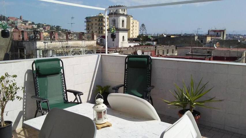 Casa vacanza per 8 persone, con panorama e terrazza a Napoli