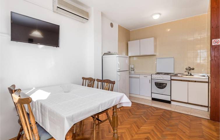 Appartement de vacances entier, Appartement avec vue panoramique, terrasse et parking, à 2 km de la plage naturiste de Kandarola in Palit (Kvarn Bay), Rab