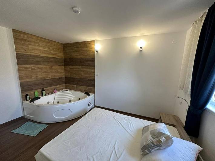 Maison d’hôte pour 2 personnes, avec Terrasse et Jacuzzi ainsi que Jardin et Vue dans Municipalité de Karnobat