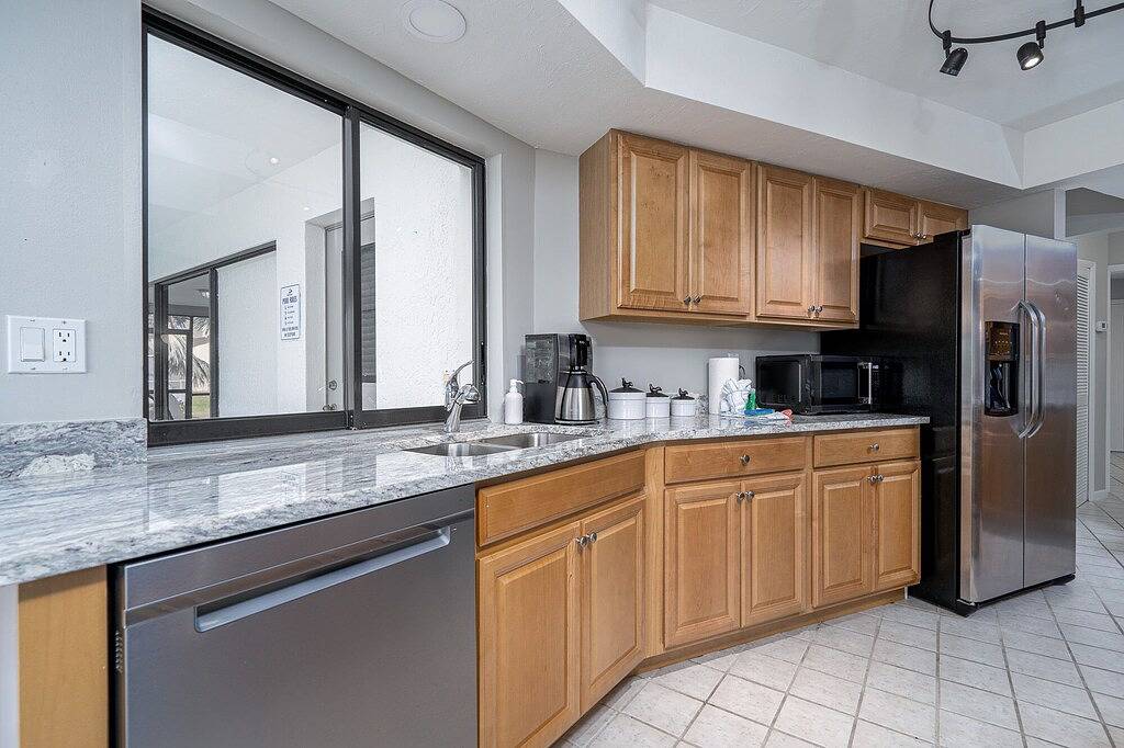 Heated Saltwater Pool, Spa, Water Views, Beach| 14927 Sunseeker in Iona, Southwest Florida