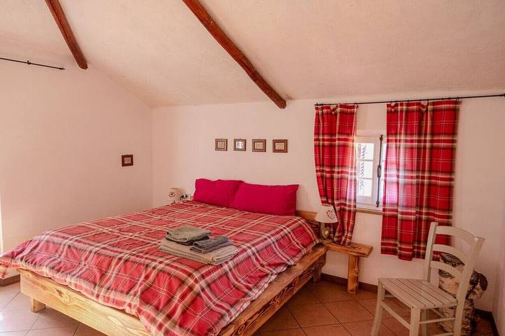 Gîte pour 5 personnes, avec jardin dans Serina