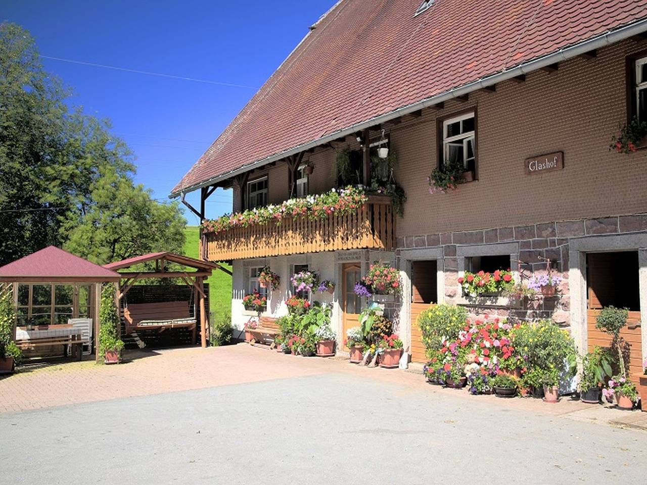 Ganze Wohnung, Apartment Waldblick auf dem Bauernhof mit Terrasse, Grillplatz, Spielplatz und Blick ins Grüne in St. Georgen, Mittlerer Schwarzwald