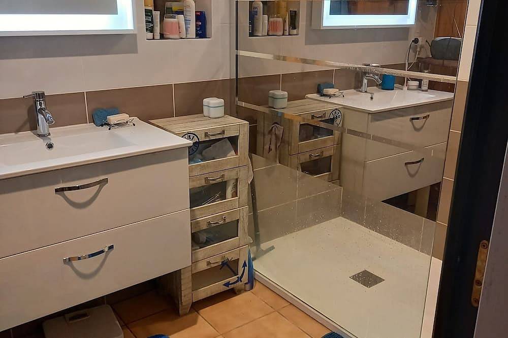 Cottage in local stone / between land and sea in Baye, Quimper region