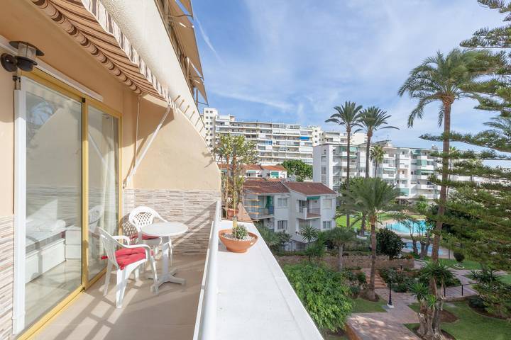 Apartamento entero, Nuevo y moderno apartamento de 2 camas con balcón, aire acondicionado y Wi-Fi in La Carihuela, Torremolinos