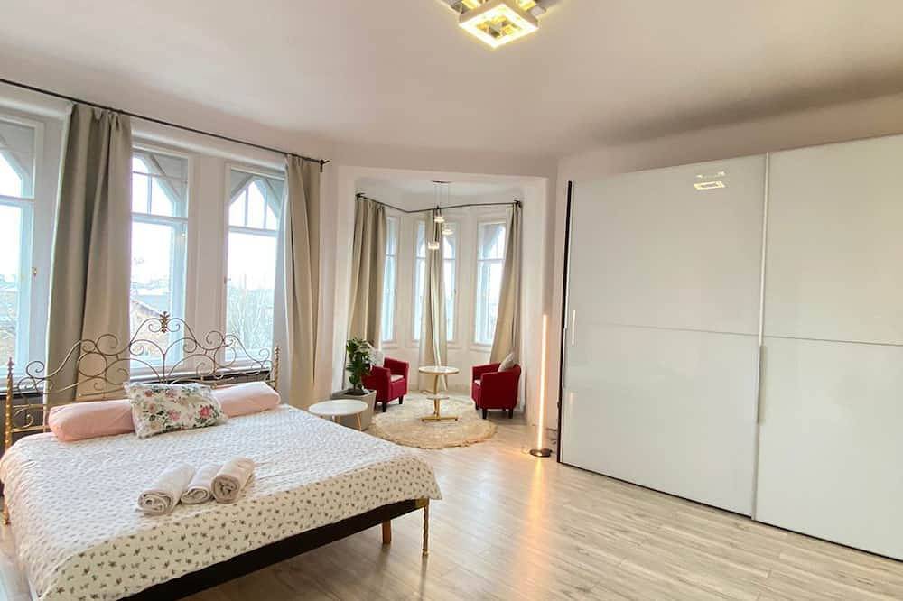 Entire apartment, Spacious 158m² Apartment • Balcony • 2 Bathrooms • Modern Kitchen • 30m to Metro in Budapest, Central Hungary