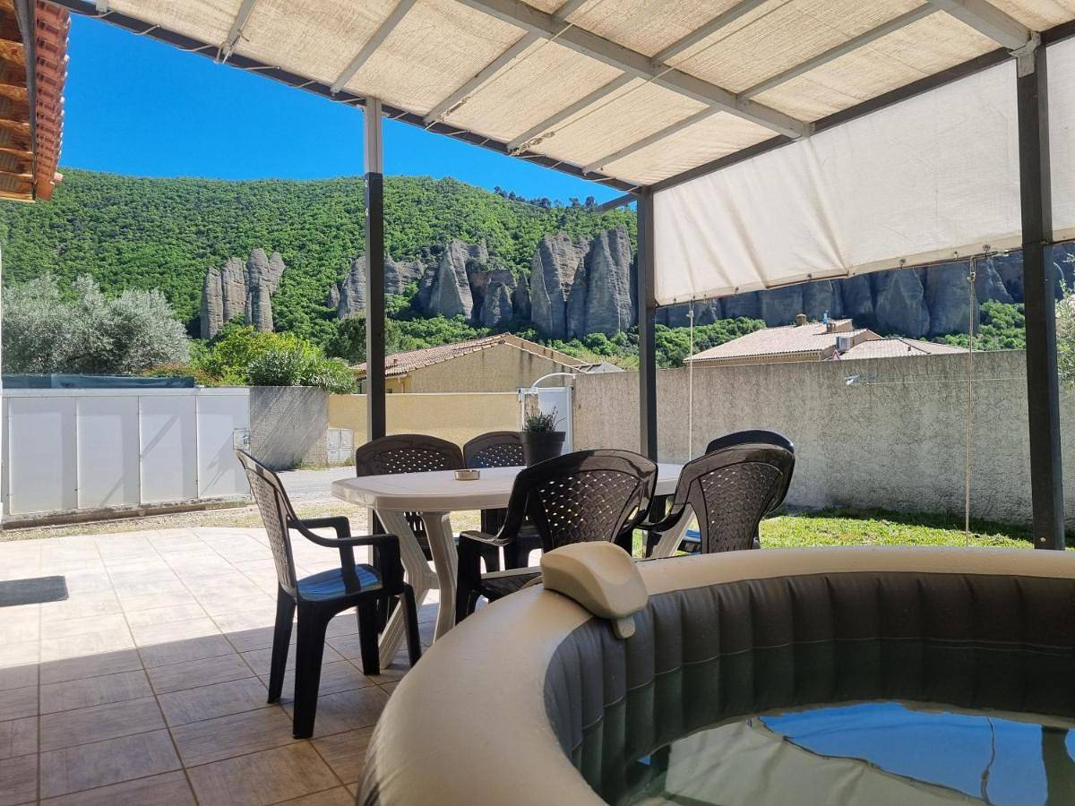 Maison avec jacuzzi et vue sur les penitents in Les Mées, Alpes-de-Haute-Provence