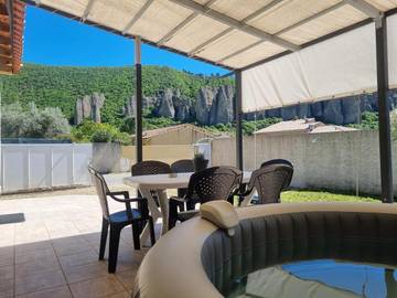 Gîte pour 6 personnes, avec vue et jardin, animaux acceptés à Les Mées