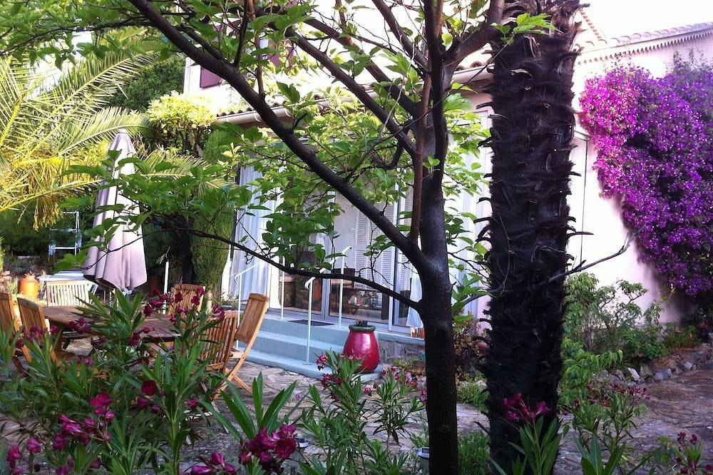 Large garden, 3 minutes from the beach, residential area of Sanary in Sanary-sur-Mer, Toulon region
