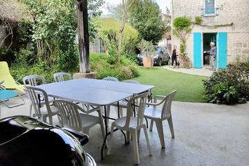 Gîte pour 8 personnes, avec terrasse et jardin à Coulon