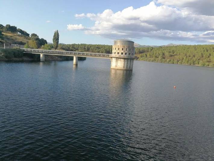 Casa rural para 3 personas, con vistas además de vistas al lago y jardín en Sierra Norte - 2