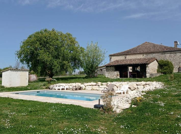 Gîte pour 6 personnes, avec terrasse ainsi que jardin et piscine