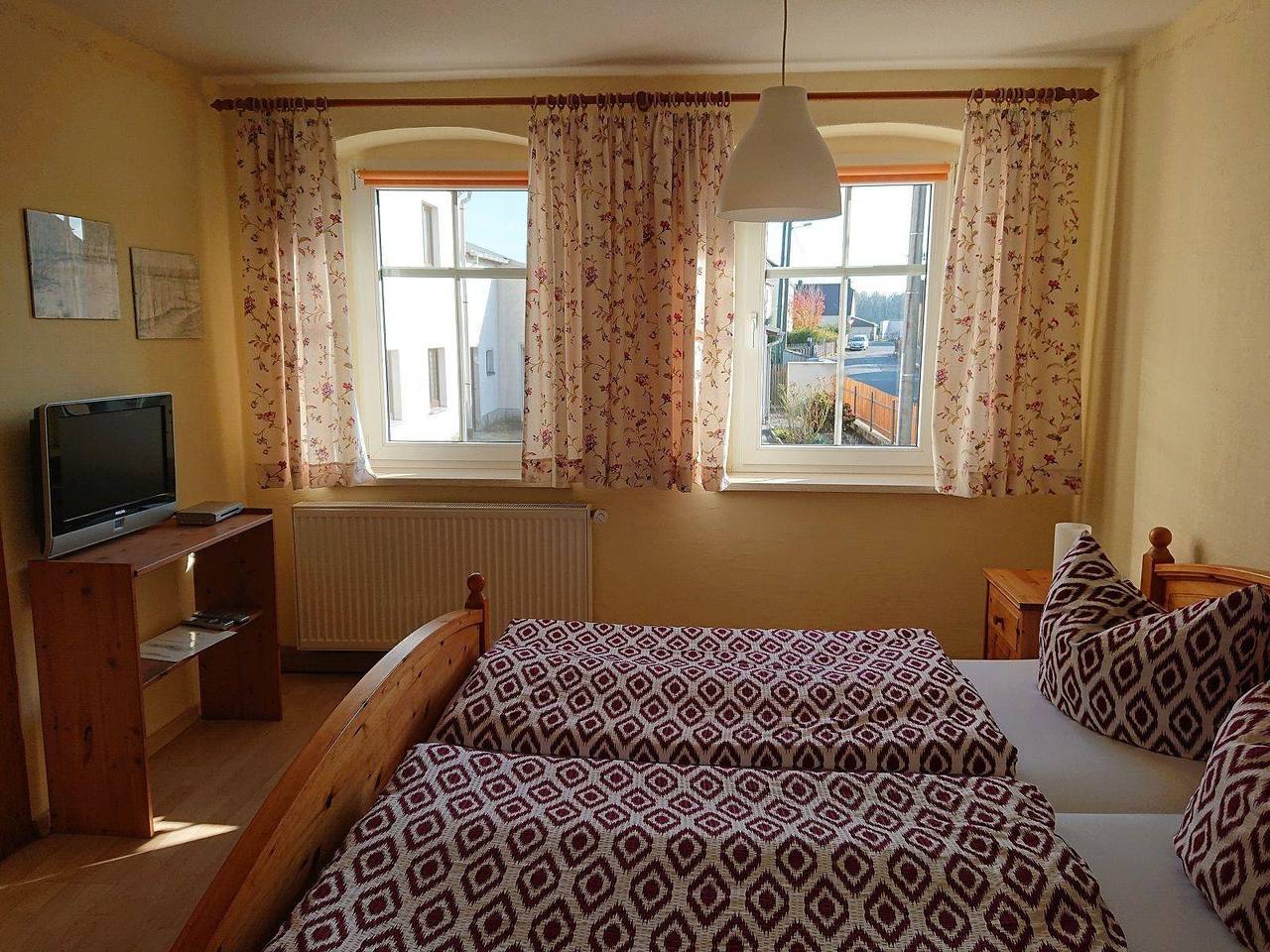 Ferienhaus mit Garten, Weinlaube und Aussenpool in Kössern, Grimma