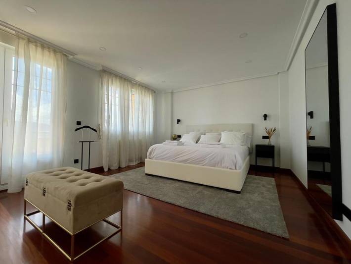 Chalet para 12 personas, con jardín además de vistas y piscina, Se admiten mascotas en Trasmiera - 4