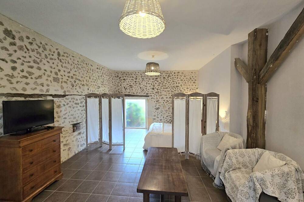 Appartement entier, Gîte paisible avec jardin privé et animaux acceptés in La Douze, Périgord Blanc
