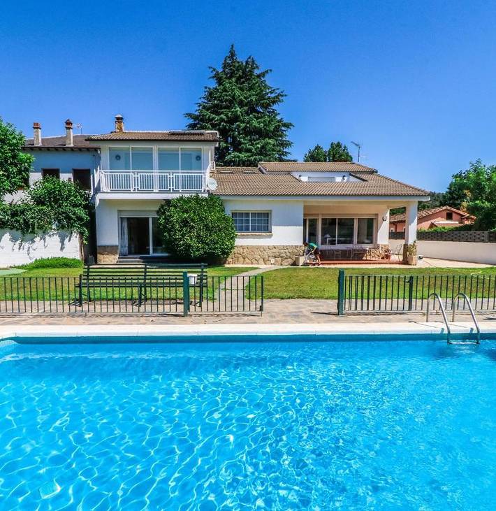 Casa rural para 16 personas, con Balcón y Terraza además de Jardín y Piscina en Arenas de San Pedro