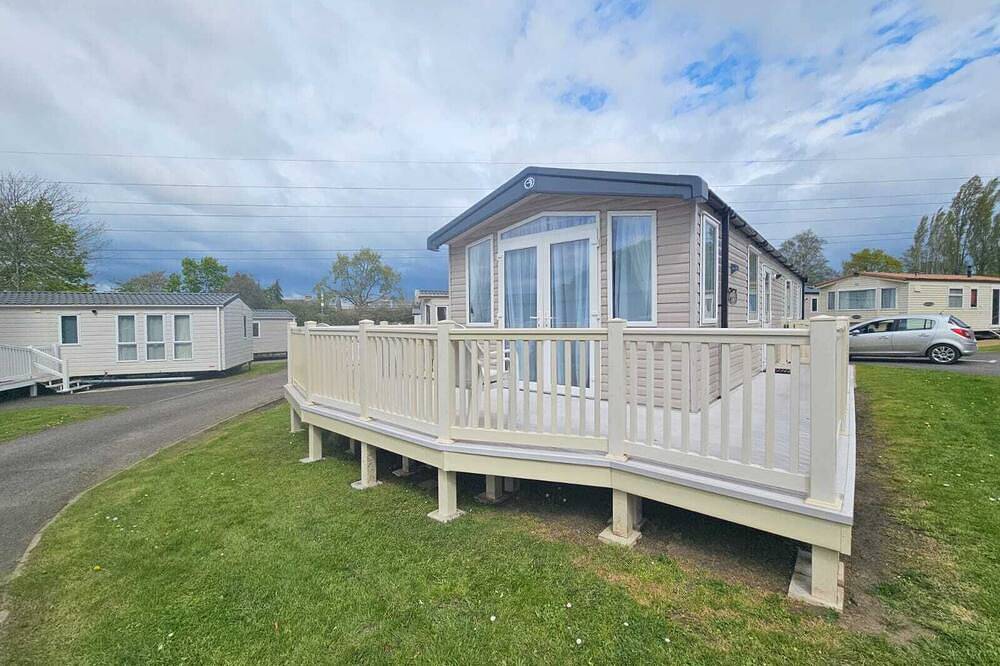 Freesia 3 Bedroom Modern Caravan Rockley Park, Poole Harbour, Dorset. Dogs free. in Poole, Poole Harbour