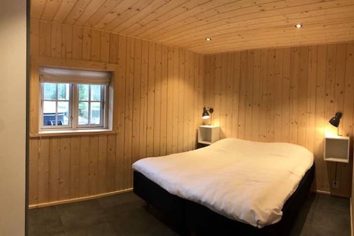 Stilvolles Seehaus, hot tub im Freien, Seeblick, Naturnähe. Haustierfreundlich. in Vallåsen, Halland
