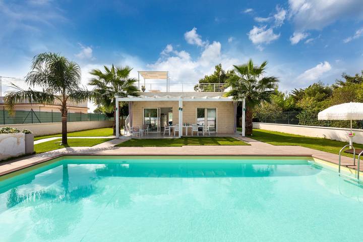 Location de vacances pour 6 personnes, avec Jardin et Piscine à Carovigno