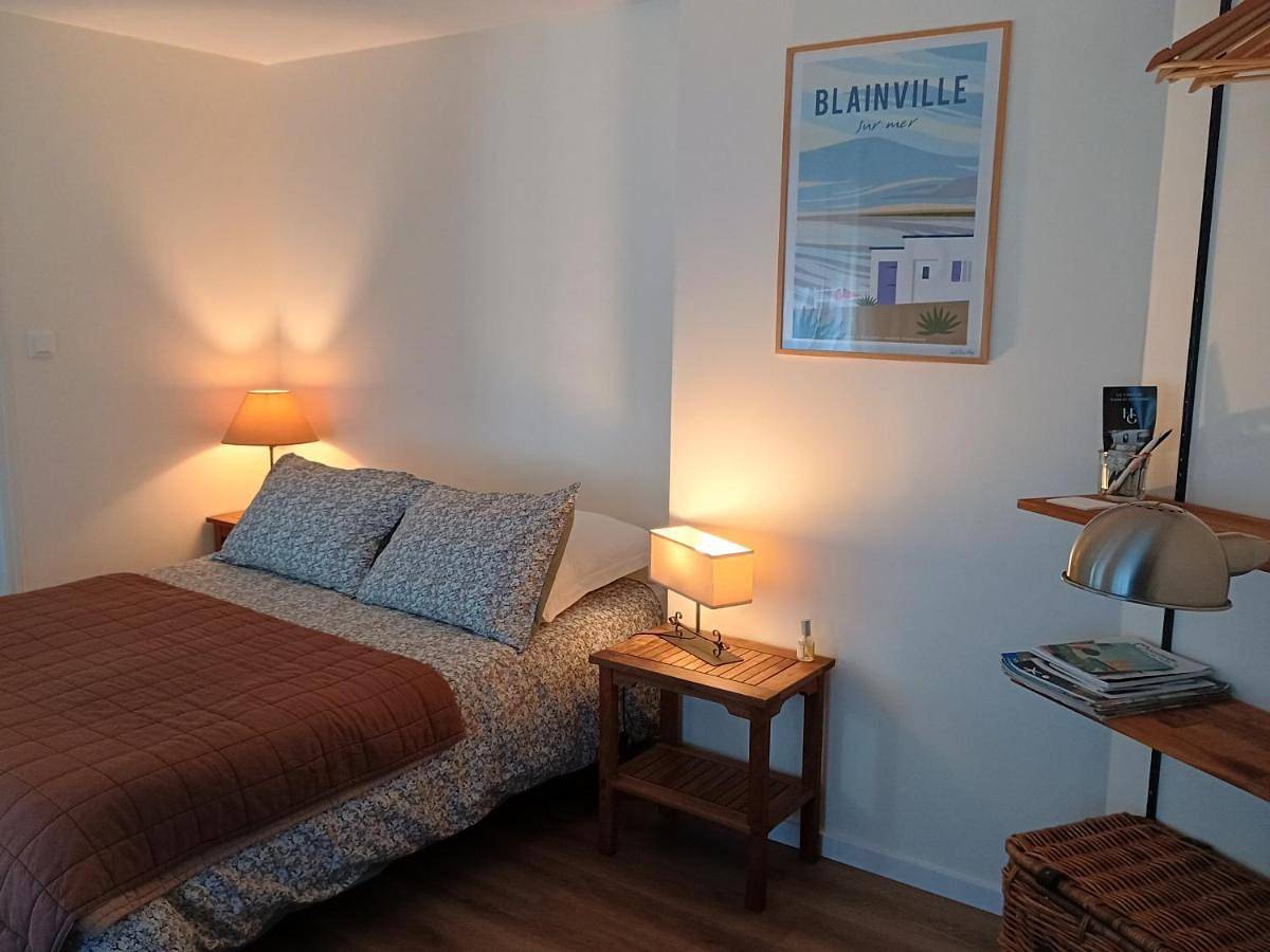 Double Room with Private Bathroom in Coutances, Région de Coutances