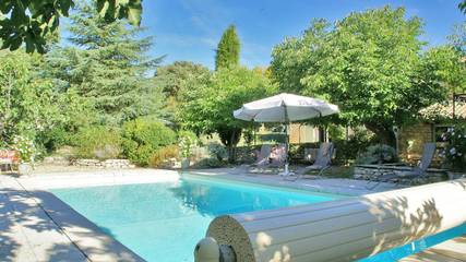 Location de vacances pour 4 personnes, avec terrasse ainsi que piscine et jardin à Viens