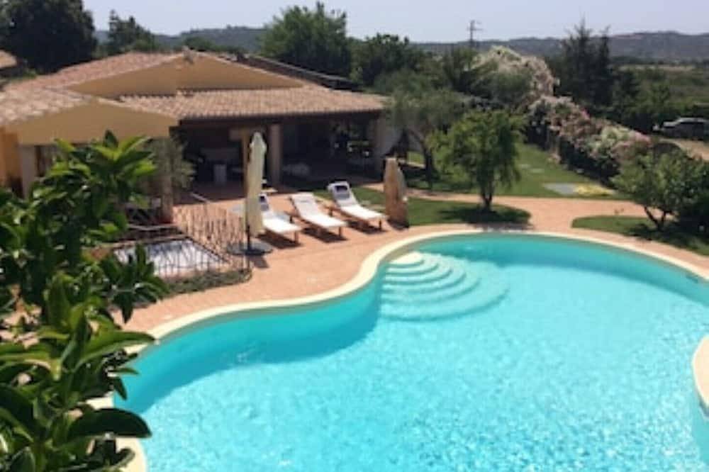 Villa Lisa ampia piscina privata in area marina protetta di Tavolara in Porto Taverna, Loiri Porto San Paolo