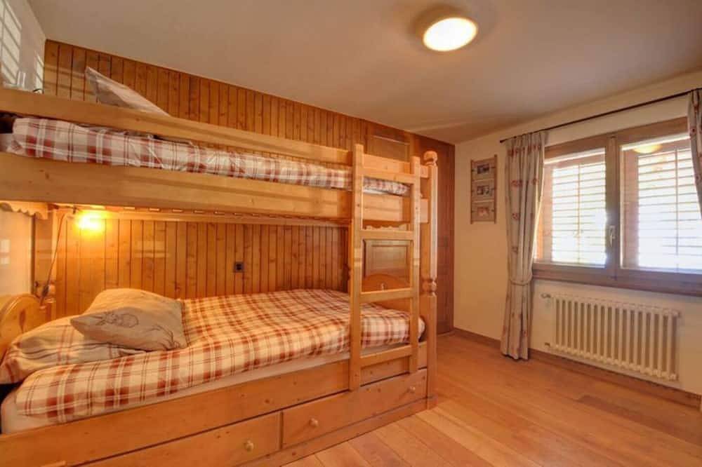 Entire apartment, Chalet Style Apartment 2 min Flat Walk from Le Médran main lift! in Bagnes, Wallisian Alps